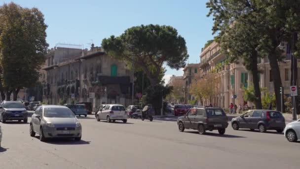MESSINA, ITALIA - 06 DE NOVIEMBRE DE 2018 - Calles de la ciudad vieja con el tráfico, scooters y coches en Sicilia en 4k — Vídeos de Stock