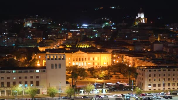 Vista panorâmica superior noturna dos edifícios locais com luzes, montanhas na bela cidade de Messina, Sicília, Itália em 4k — Vídeo de Stock