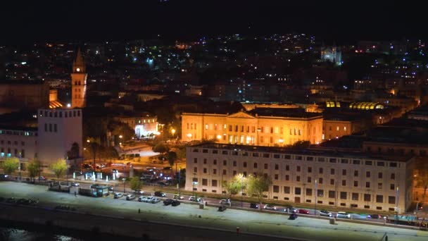 Limanın panoramik üst gece görünümü, aydınlatma ile yerel binalar, Messina güzel şehirde dağlar, Sicilya, Italya 4k — Stok video