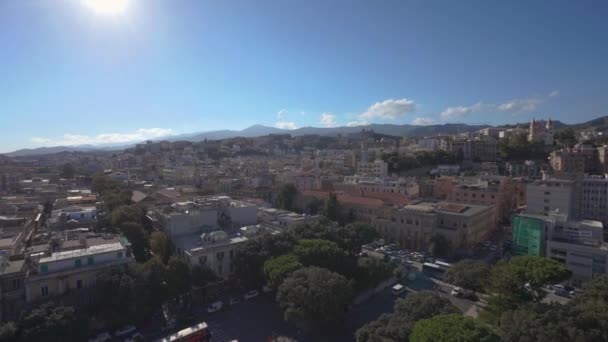 Мбаппе вид сверху на местные здания и горы в красивом городе Мессина, Сицилия, Италия в 4к — стоковое видео