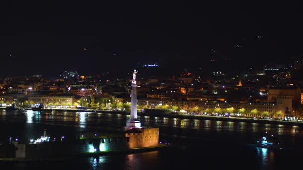 Messina, Italya-06 Kasım 2018-Forte del Santissimo Salvatore, Saint Mary heykeli ile veya Madonna della lettera ile gemi ve deniz ile gece 4k — Stok video