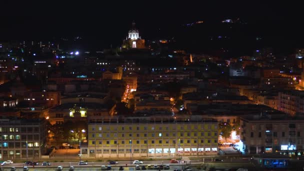 Panoramiczny widok na górę nocy portu, lokalne budynki z oświetleniem, góry w pięknym mieście Messina, Sycylia, Włochy w 4K — Wideo stockowe