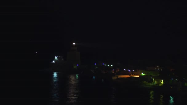 MESSINA, ITALIA - 06 DE NOVIEMBRE DE 2018 - Forte del Santissimo Salvatore con estatua de Santa María o Madonna Della Lettera con los barcos y el mar por la noche en 4k — Vídeos de Stock