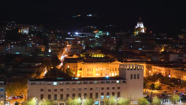 Vista panorámica de la noche superior de los edificios locales con luces, montañas en la hermosa ciudad de Messina, Sicilia, Italia en 4k — Vídeo de stock