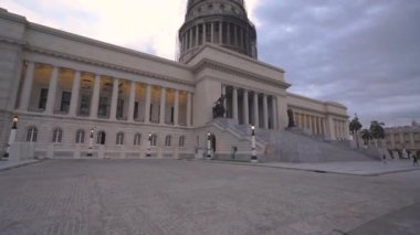 Havana, Küba-13 Mayıs 2018-el Capitolio, klasik Amerikan arabalarla ve 4 ' te sokaklarda insanlarla gün batımı içinde