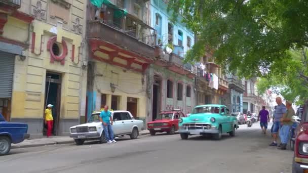 HAVANA, CUBA - 13 de maio de 2018 - Pessoas e carros de táxi antigos nas ruas em 4k — Vídeo de Stock