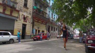 Havana, Küba-13 Mayıs 2018-Insanlar ve eski taksi arabaları, 4k 'da sokaklarda