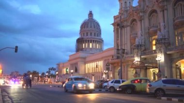 Havana, Küba-13 Mayıs 2018-el Capitolio, klasik Amerikan arabalarla ve 4 ' te sokaklarda insanlarla gün batımı içinde