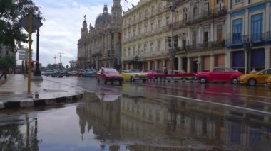 Havana, Küba-13 Mayıs 2018-Insanlar, at arabası ve eski taksi arabaları, 4k 'da sokaklarda