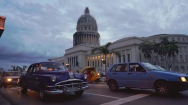 Havana, Küba-13 Mayıs 2018-el Capitolio yakınlarındaki kavşakta, 4k 'da gün batımı içinde Vintage Amerikan arabaları