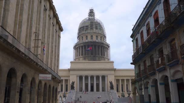 HAVANA, CUBA - 13 мая 2018 - Вид на купол El Capitolio в Старом городе с людьми и автомобилями в 4k — стоковое видео