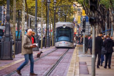 Yoğun bir saatte Marsilya tramvay durağına insanlarla sokak tramvay, Fransa.