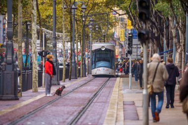 Yoğun bir saatte Marsilya tramvay durağına insanlarla sokak tramvay, Fransa.