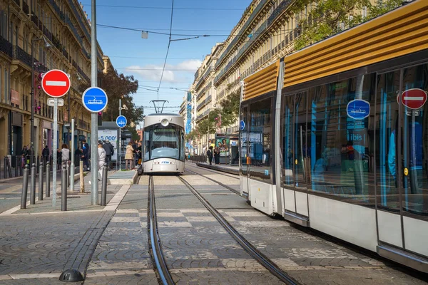 Marsilya 'da insanlarla sokak tramvaylar, Fransız evler ile güneşli gündüz Fransa.