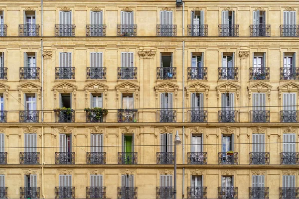 Blick Auf Traditionelle Französische Haussmann Architektur Und Wohngebäude Stockbild