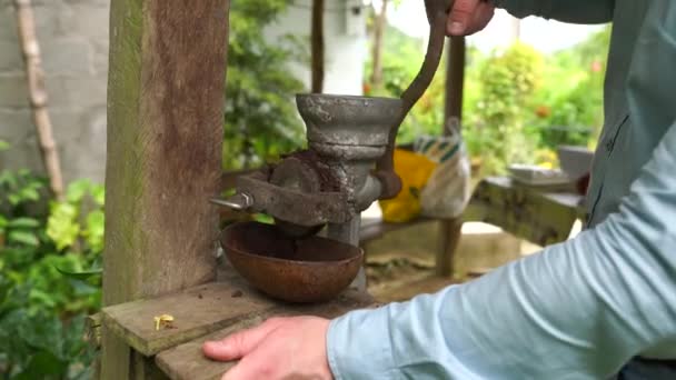 Un homme mouture fèves de cacao avec moulin à main en plein air à Cuba en 4k — Video