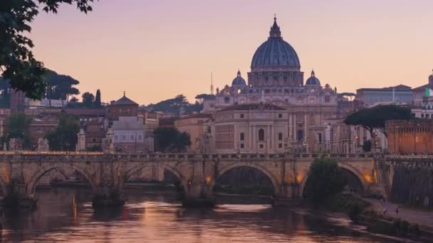 ROMA, ITÁLIA - 18 JUN, 2019 - Calendário da catedral de São Pedro, ponte São Anjo e rio Tibre ao anoitecer em 4k — Vídeo de Stock