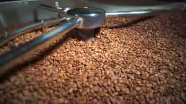 4k kavrulmuş kahve çekirdekleri yakın çekim karıştırma