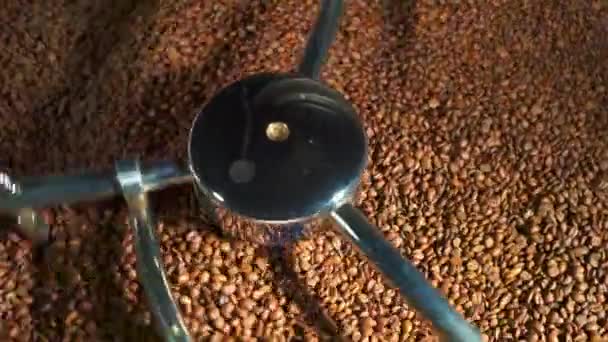 4kでローストコーヒー豆をクローズアップ混合 — ストック動画