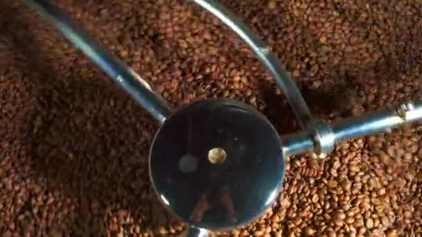 4kでローストコーヒー豆をクローズアップ混合 — ストック動画