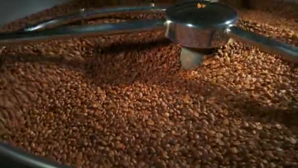 Смешивание жареных кофейных зерен крупным планом в 4k — стоковое видео