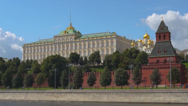 Kremlin desde el río Moskva en Moscú, Rusia en 4k — Vídeo de stock