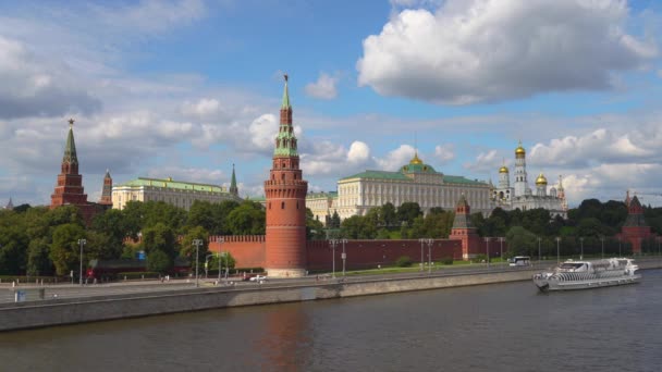 Kremlin desde el río Moskva en Moscú, Rusia en 4k — Vídeo de stock