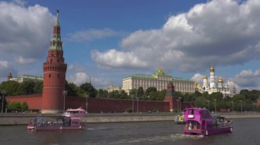 Kremlin 4k Moskova' da tekneler ve bulutlar ile Moskva nehri