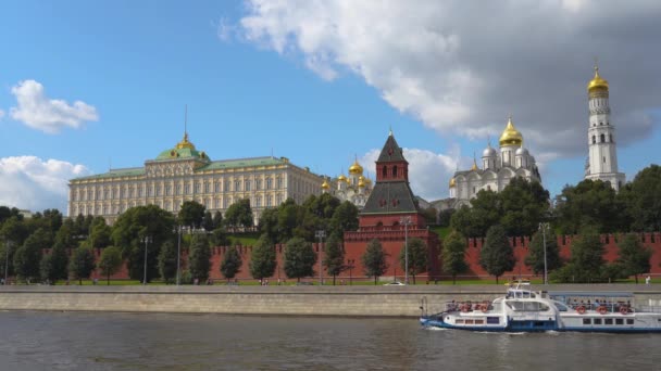 Kreml z Moskva River v Moskvě, Rusko v 4k — Stock video