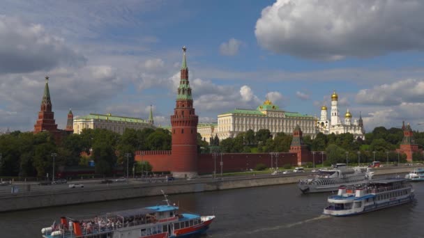 Het Kremlin van de Moskva-rivier met boten in Moskou, Rusland in 4k — Stockvideo