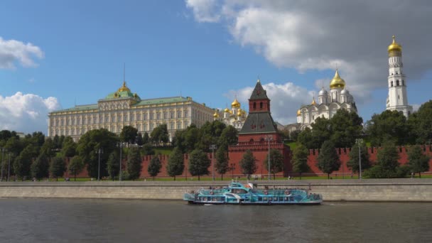 Kremlin desde el río Moskva en Moscú, Rusia en 4k — Vídeos de Stock