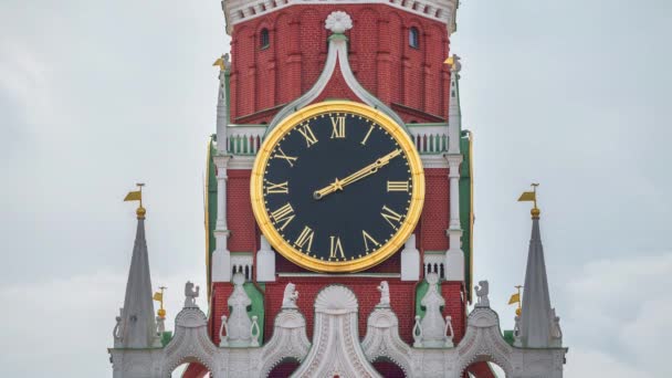 Der Spasskaja-Turm des Kreml auf dem Roten Platz in Moskau Zeitraffer in 4k — Stockvideo