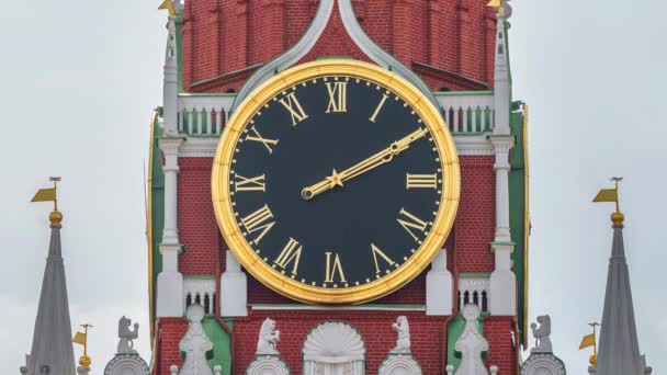 Spasskaya toren van het Kremlin op het Rode plein in Moskou timelapse in 4k — Stockvideo
