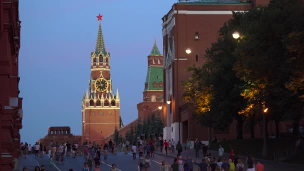莫斯科， 俄罗斯 - 27 六月， 2019 - 斯帕斯基塔与钟面和红场的人在4k — 图库视频影像