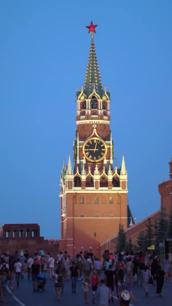 MOSCOW, RÚSSIA - 27 JUN, 2019 - Torre Spassky com mostrador de relógio e pessoas na Praça Vermelha em 4k — Vídeo de Stock