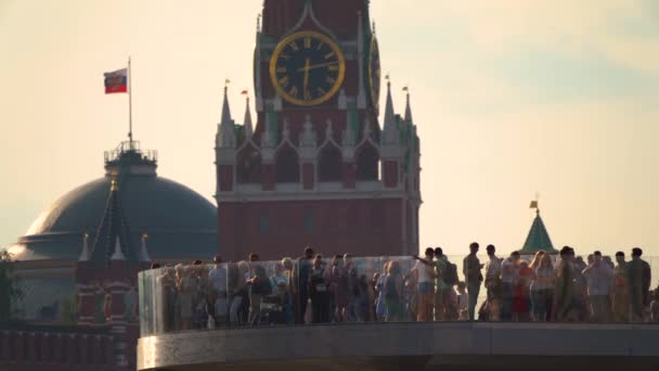 St. Catedral de Basilio en la Plaza Roja y la torre Spassky del Kremlin del parque Zaryadie . — Vídeos de Stock