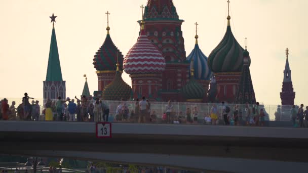 Sint-Basiliuskathedraal op het Rode plein en de Spassky-toren van het Kremlin van Zaryadie Park. — Stockvideo