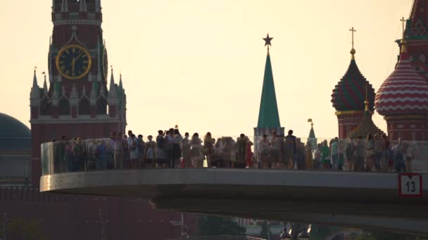 Basilikum-Kathedrale auf dem Roten Platz und Spasski Turm des Kreml aus zaryadie Park. — Stockvideo