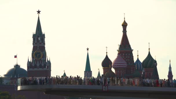 St. Cathédrale Basilique sur la Place Rouge et la tour Spassky du Kremlin du parc Zaryadie . — Video