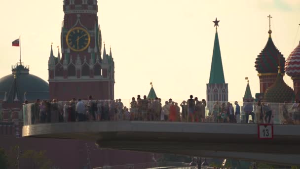 St. Catedral de Basilio en la Plaza Roja y la torre Spassky del Kremlin del parque Zaryadie . — Vídeo de stock