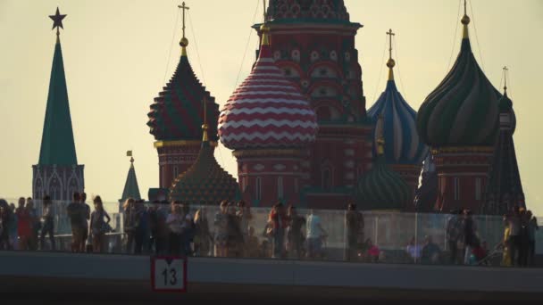 MOSCÚ, RUSIA - 27 JUN, 2019 - St. Catedral de Basilio en la Plaza Roja y la torre Spassky del Kremlin del parque Zaryadie . — Vídeos de Stock