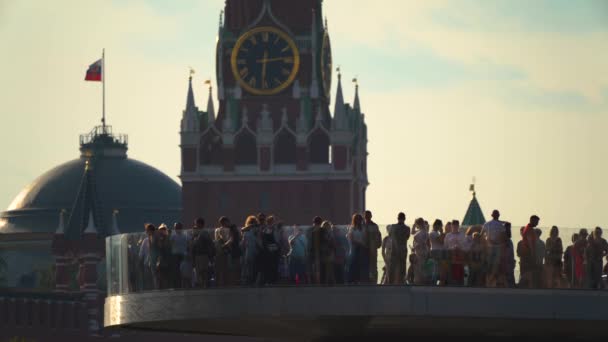 Sint-Basiliuskathedraal op het Rode plein en de Spassky-toren van het Kremlin van Zaryadie Park. — Stockvideo