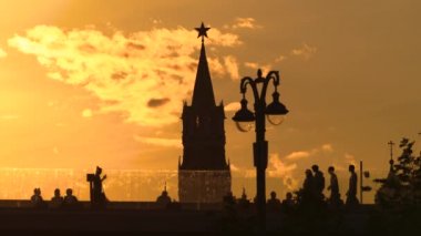 Moskova'da Kremlin manzaralı gün batımında Zaryadye parkının yüzen köprü, 4k Rusya