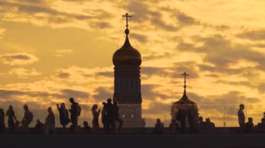 Moskova'da Kremlin manzaralı gün batımında Zaryadye parkının yüzen köprü, 4k Rusya