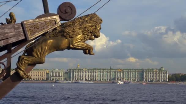 Musée de l'Ermitage et la rivière Neva à Saint-Pétersbourg et le navire en 4k — Video