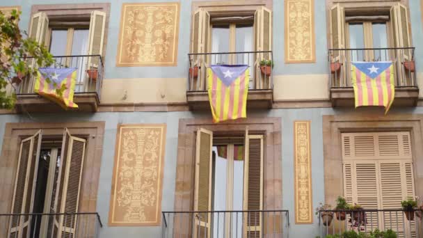 Old houses of Barcelona with flag of Catalonia on the balcony in 4k — Stock Video