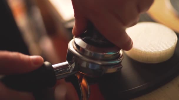 Trage beweging van het proces van het maken van koffie stap voor stap. Barista handen temmen vers gemalen koffiebonen — Stockvideo