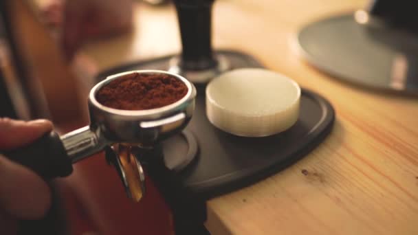 段階的にコーヒーを作るプロセスの遅い動き。焼きたてのコーヒー豆をタンピングバリスタの手 — ストック動画