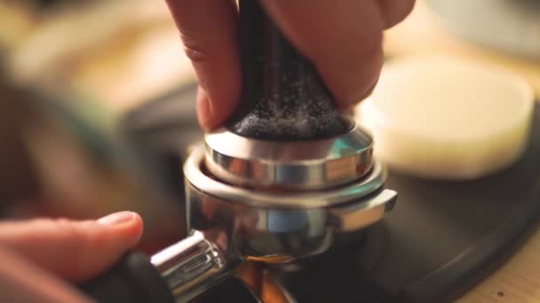 Zeitlupe des Herstellungsprozesses von Kaffee Schritt für Schritt. Barista Hände stampfen frisch gemahlene Kaffeebohnen — Stockvideo