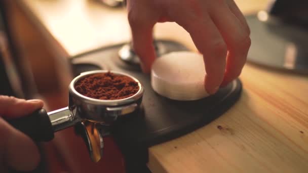 Lento movimiento del proceso de hacer café paso a paso. Barista manos apisonar granos de café recién molidos — Vídeos de Stock